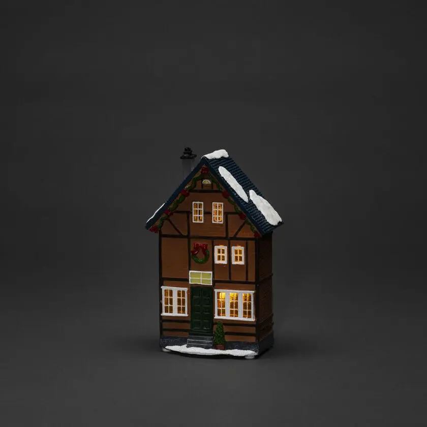 3 Små Huse Brun Fra Konstsmide - B/O 3 sm&aring; hus, vinterligt hus med 6 ravfarvede LED-lys, der spreder et atmosf&aelig;risk sk&aelig;r.