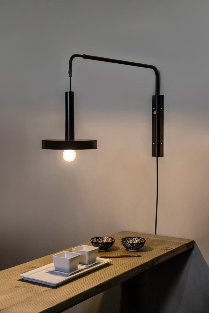 Whizz 70cm Sort væglampe Fra Faro Barcelona - Whizz er en designserie af Christoph Friedrich Wagner, der kombinerer moderne &aelig;stetik med eksklusive materialevalg.