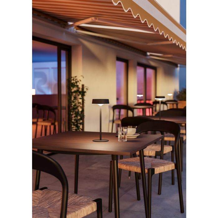 Simeri 30cm Sort solcellelampe Fra Eglo - Simeri er en stilfuld, solcelledrevet bordlampe, der kombinerer form og funktion til b&aring;de indend&oslash;rs og udend&oslash;rs brug.