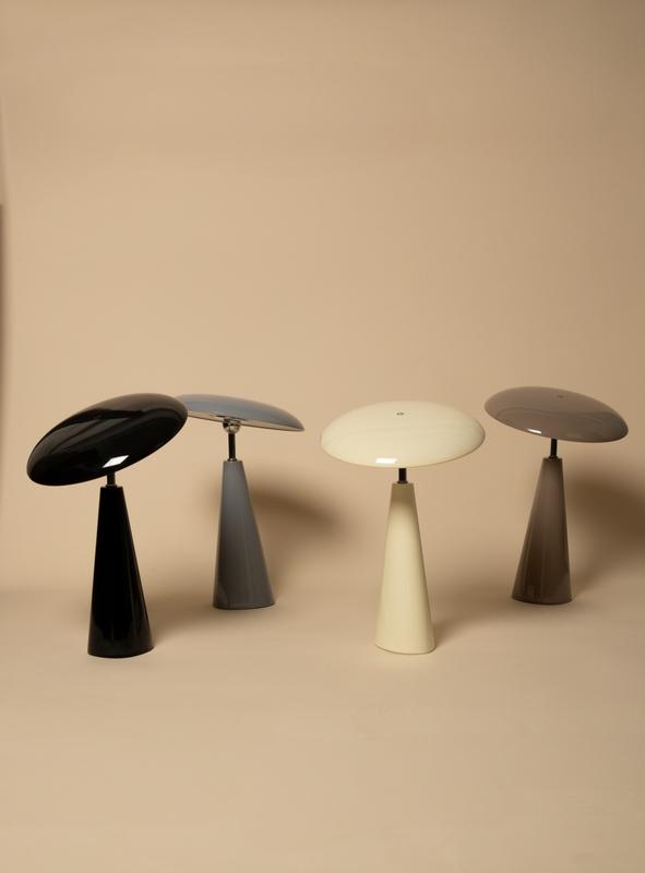 Audrey 33cm Beige bærbar Fra Eja - Den integrerede LED-belysning giver et behageligt lys, og lampen er dæmpbar for nemt at skabe den rette atmosfære i rummet.