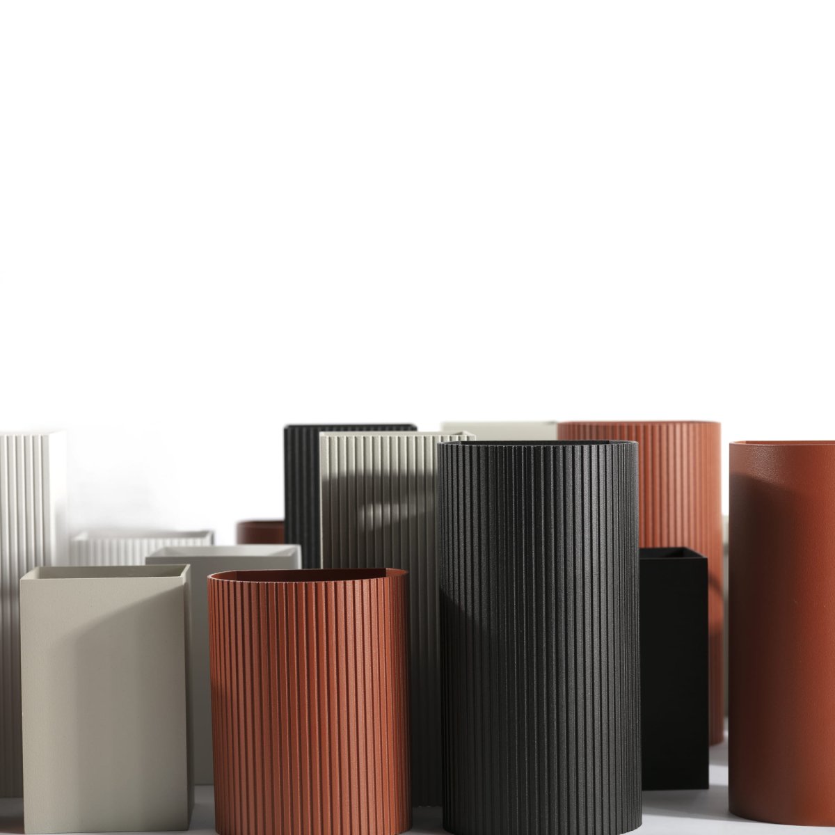 Lune 15cm Terrakotta riflet væglampe Fra Faro Barcelona - Lune er en firkantet v&aelig;glampe med en riflet terrakottafinish, perfekt til gange og passager.