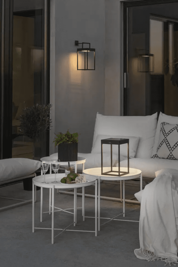 Portofino 30cm Sort solcellelampe Fra Konstsmide - Lampen oplades med solpanelet på 20h eller med det medfølgende USB-C kabel på 6h.
