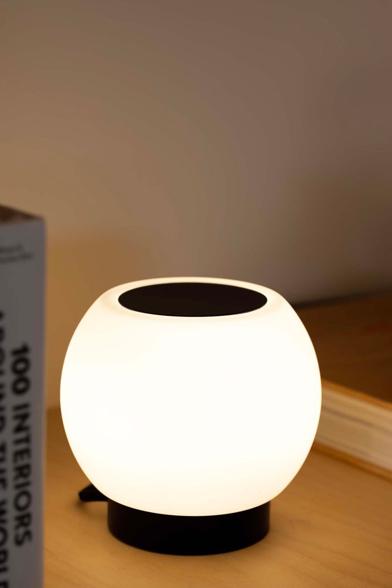 Moy 13cm Sort bordlampe Fra Faro Barcelona - Moy er en stilfuld, rund bordlampe i sort st&aring;l og hvidt glas, der giver et j&aelig;vnt og behageligt lys - perfekt til b&aring;de hjem og offentlige milj&oslash;er.