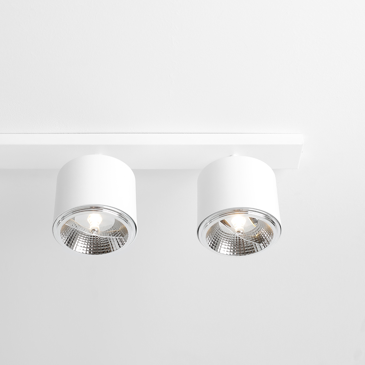 Bot 6 Hvid spotlight Fra Artera - Lampens justerbare spotlights gør det nemt at rette lyset præcis derhen, hvor der er brug for det, hvilket skaber en fleksibel og effektiv belysning.