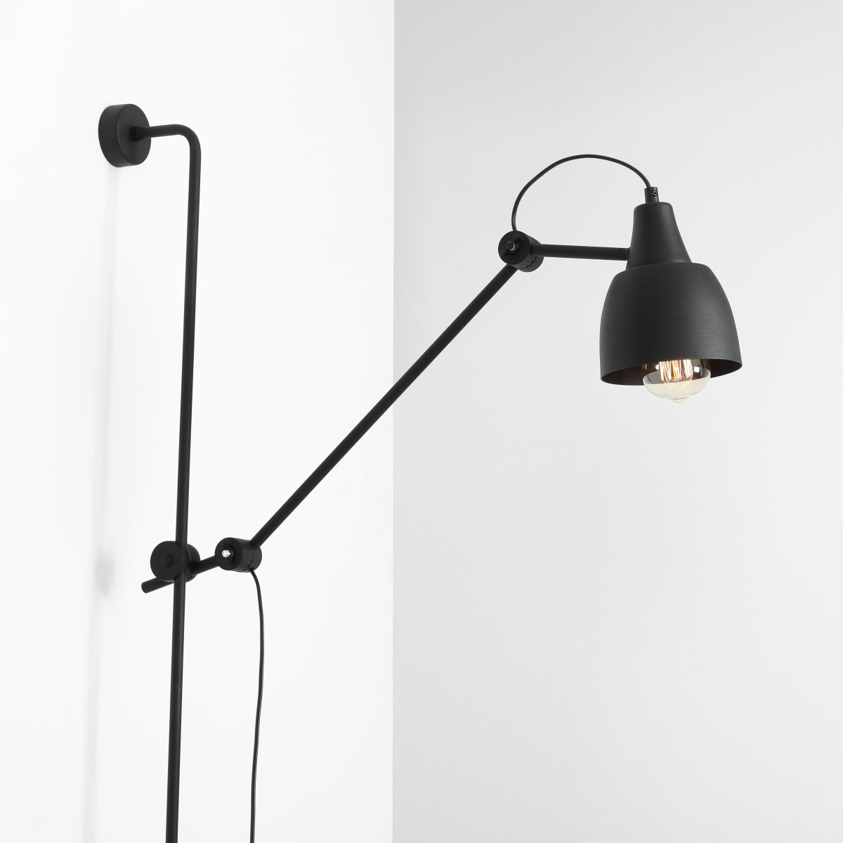Dron 113cm Sort væglampe Fra Artera - Den matsorte finish giver lampen et industrielt og sofistikeret look, mens den justerbare arm giver maksimal fleksibilitet til at rette lyset derhen, hvor det er nødvendigt.