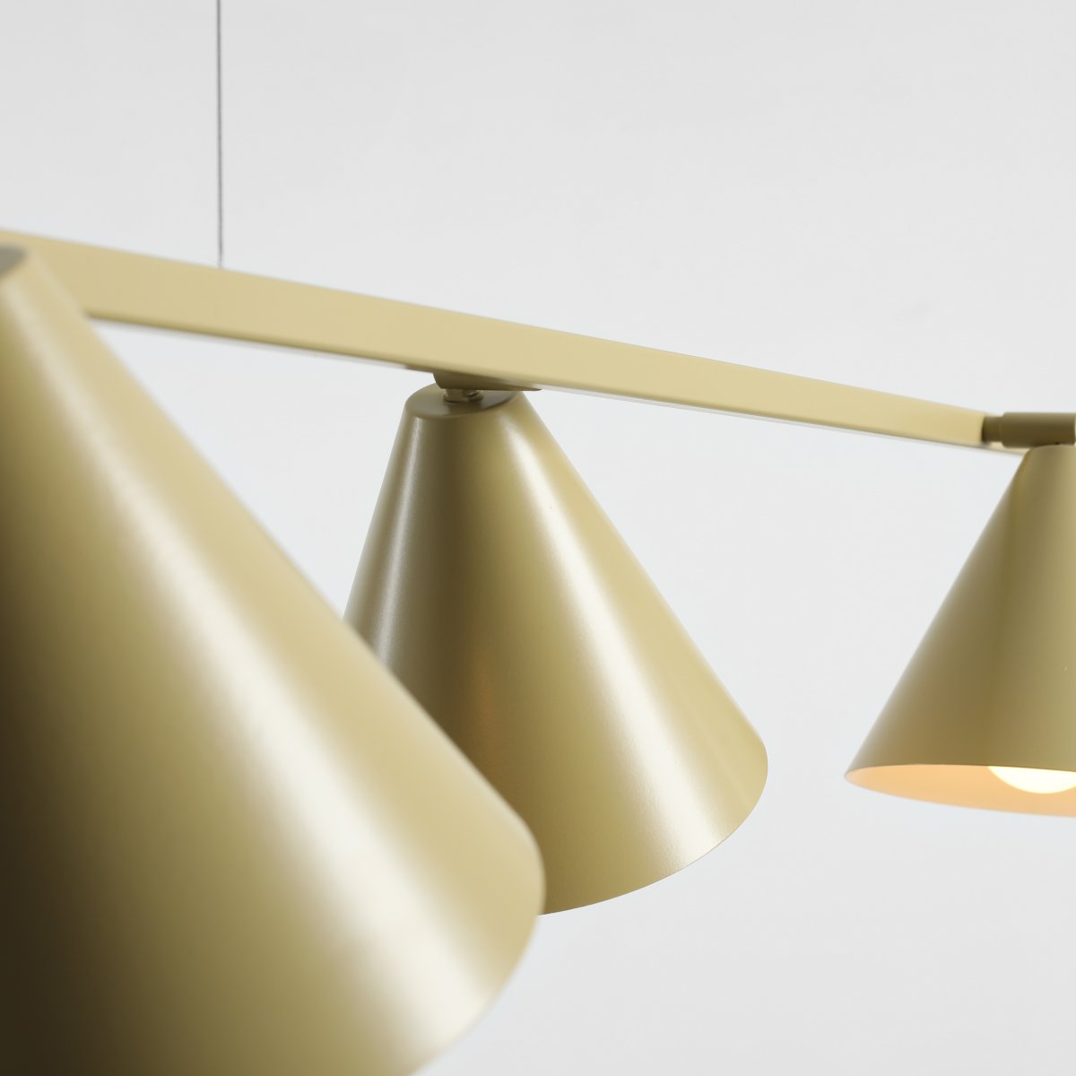 Form 120cm Pistacienødder loftslampe Fra Artera - Form er en moderne metalpendellampe med et stilfuldt og legende design.