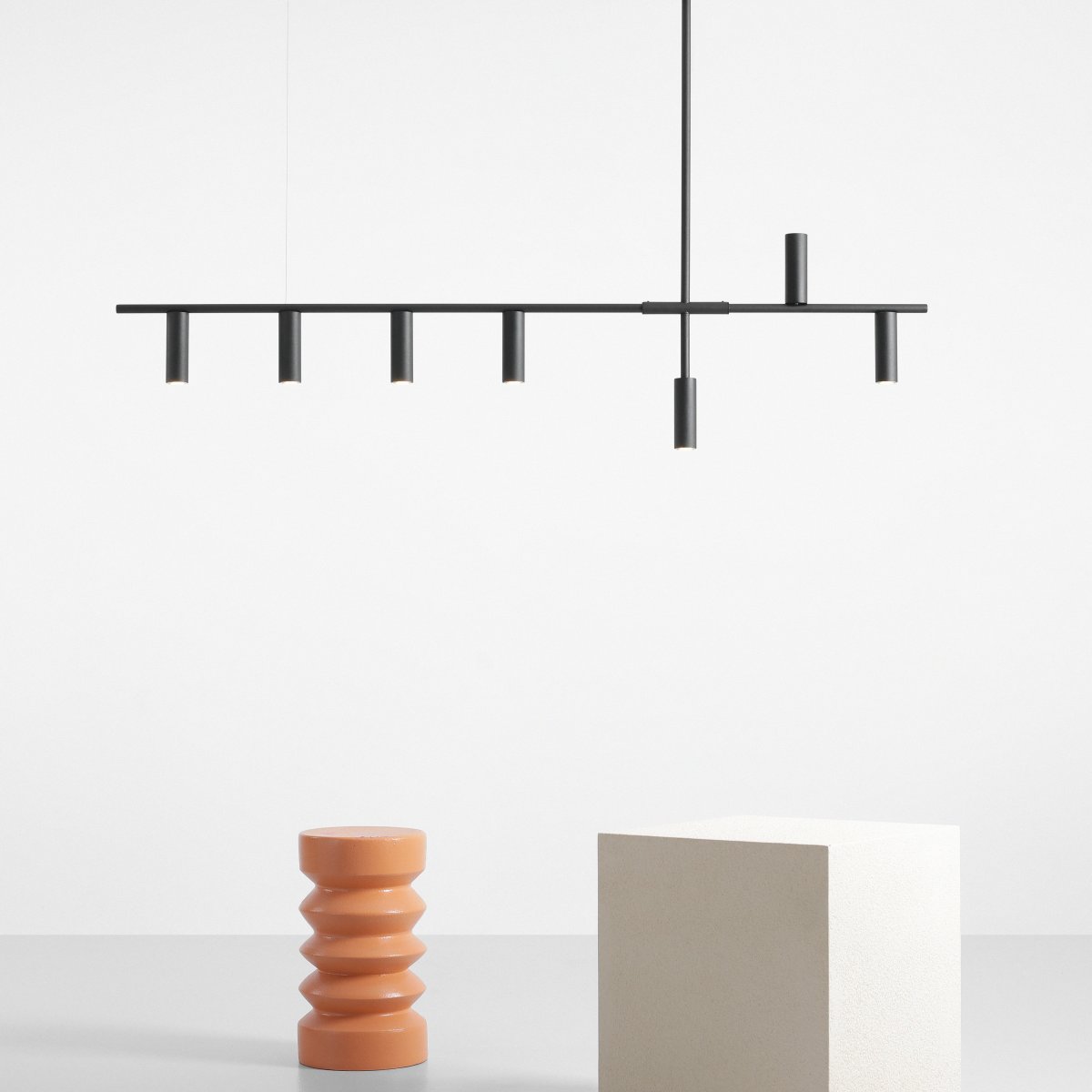 Trevo 145cm Sort loftslampe Fra Artera - Trevo mat sort finish er en minimalistisk loftslampe, der spreder lyset gennem seks nedadrettede lyskilder, mens et enkelt rør leder lyset opad for at bryde mønsteret.