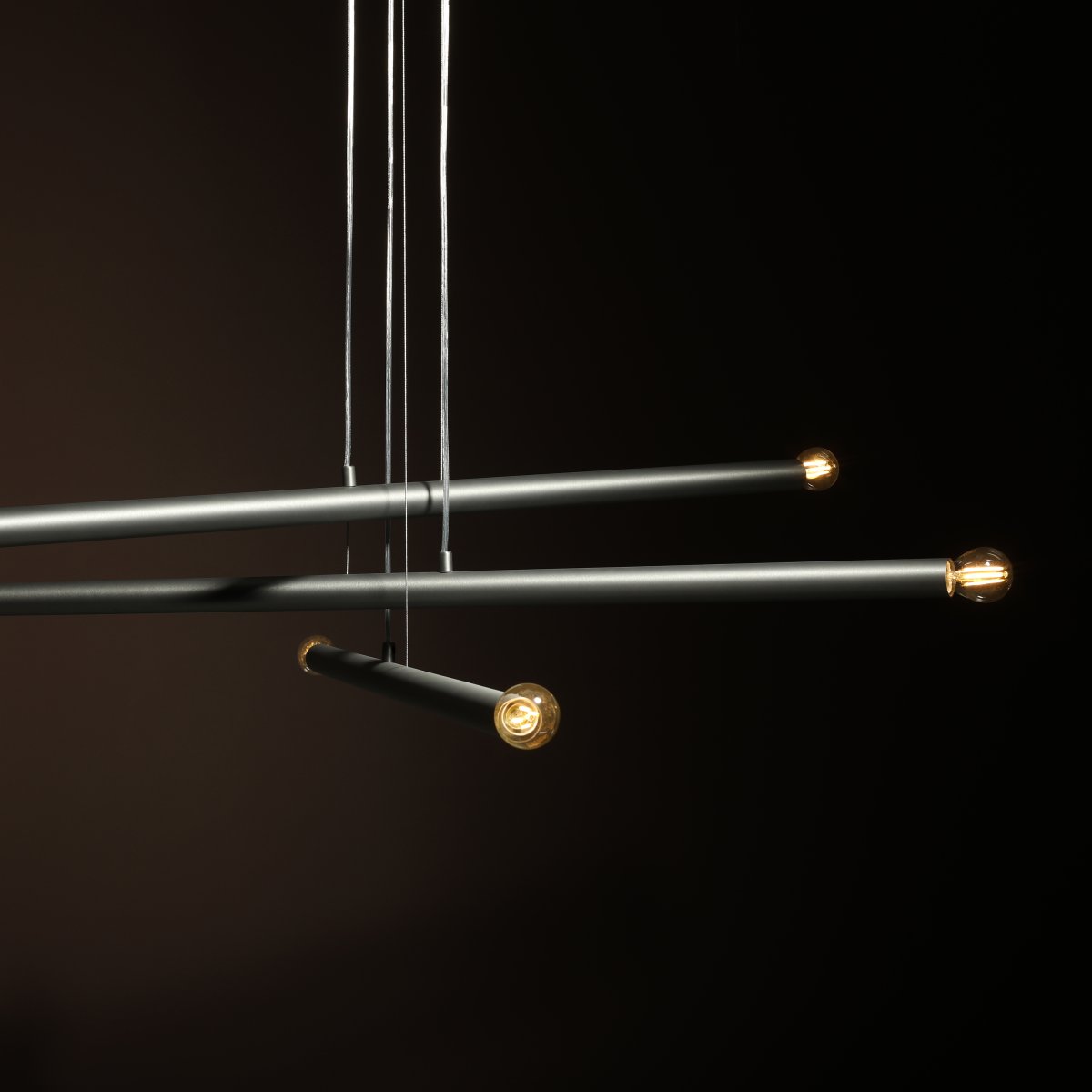 Tubo 6 100cm Stål loftslampe Fra Artera - Lampen best&aring;r af tre smalle metalr&oslash;r i en elegant st&aring;lfinish, placeret i forskellige h&oslash;jder og vinkler, der skaber et sp&aelig;ndende og luftigt udtryk.