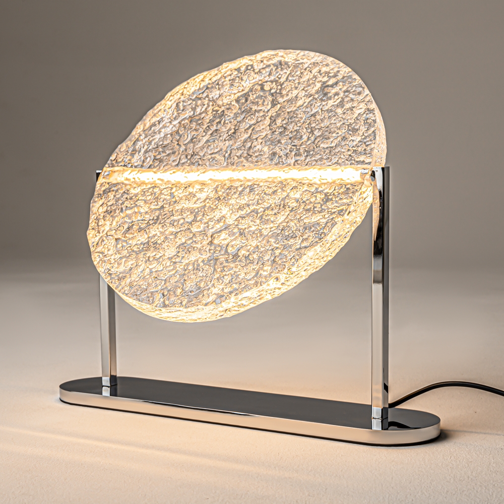 Mangata 30cm Gennemsigtig bordlampe Fra Maytoni - Lampen er udstyret med en lysd&aelig;mper p&aring; ledningen, s&aring; du nemt kan justere lysstyrken - fra stemningsfuld belysning til funktionel arbejdslampe.