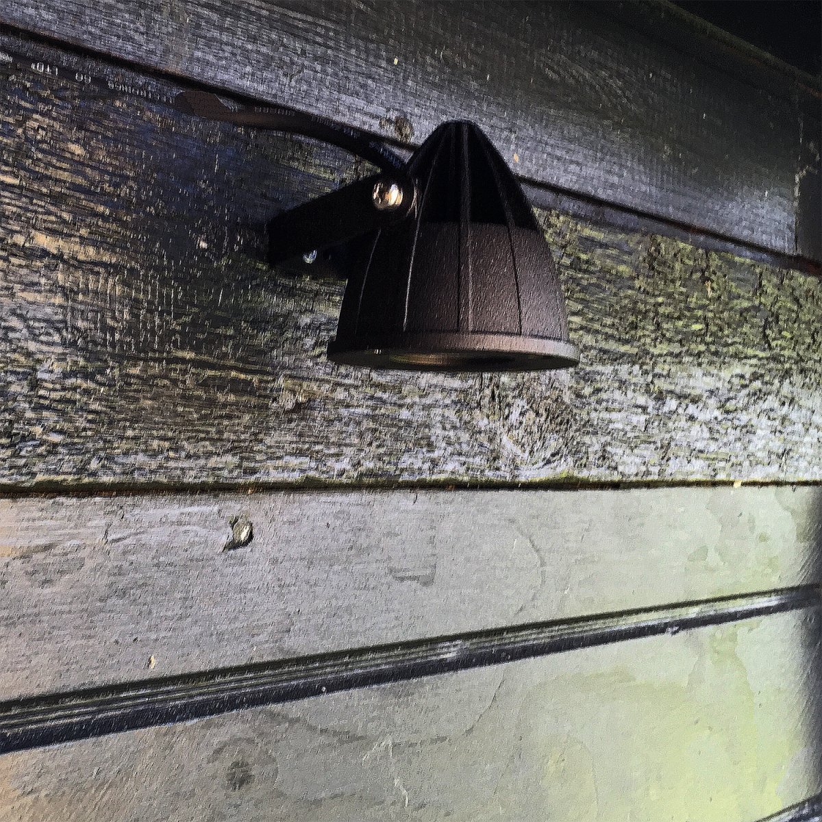 Luminus Sort Fra Lightson - Et fleksibelt og prisbilligt 12-volt system til din have, som du nemt selv installerer og senere kan bygge videre p&aring;, op til 50 meter, hvis du &oslash;nsker det.