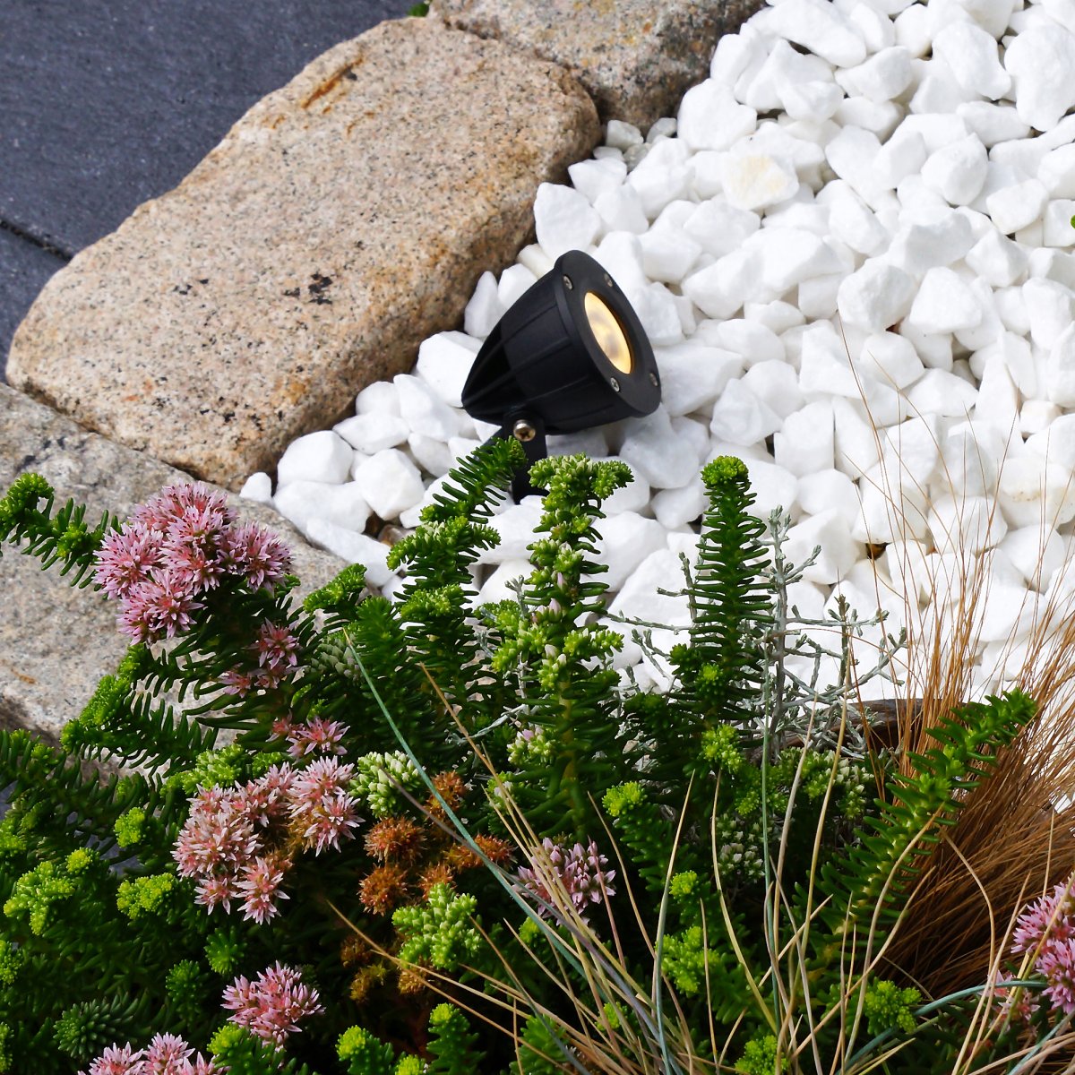 Luminus Sort Fra Lightson - Et fleksibelt og prisbilligt 12-volt system til din have, som du nemt selv installerer og senere kan bygge videre p&aring;, op til 50 meter, hvis du &oslash;nsker det.