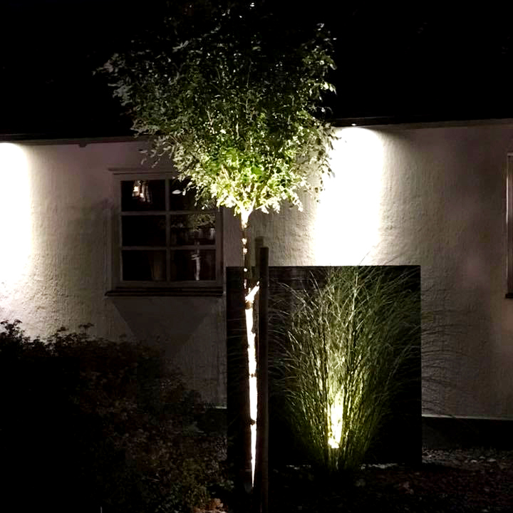 Luminus Sort Fra Lightson - Et fleksibelt og prisbilligt 12-volt system til din have, som du nemt selv installerer og senere kan bygge videre p&aring;, op til 50 meter, hvis du &oslash;nsker det.