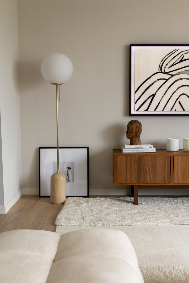 Torrano Beige travertin gulvlampe Fra Globen Lighting - Der kan være farvevariationer i lampebasen, da den er lavet af sten, som er et naturmateriale, så hver lampe er unik.