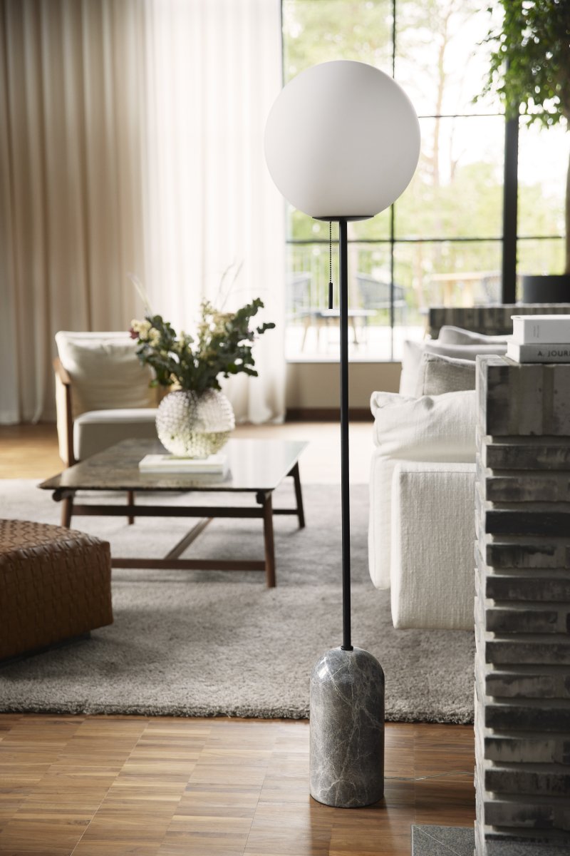 Torrano Grå marmor gulvlampe Fra Globen Lighting - Der kan være farvevariationer i lampebasen, da den er lavet af sten, som er et naturmateriale, så hver lampe er unik.