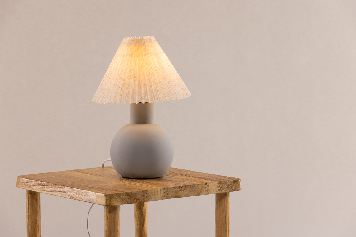 Älvsborg 37cm Grå bordlampe Fra Venture Design - &Auml;lvsborg lampen har fod i smuk gr&aring;; beton, der skaber et stilrent og rustikt udtryk og lampesk&aelig;rmen er i beige h&oslash;r.