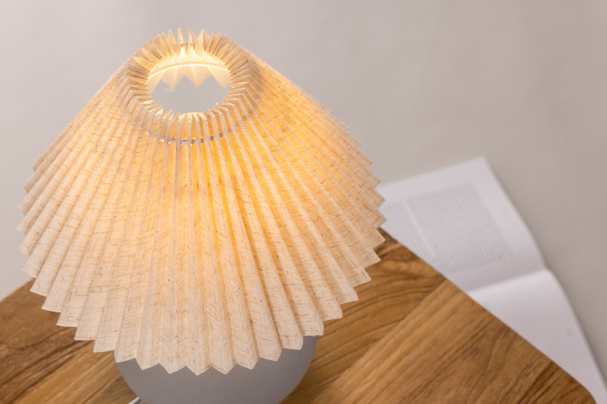 Älvsborg 37cm Grå bordlampe Fra Venture Design - &Auml;lvsborg lampen har fod i smuk gr&aring;; beton, der skaber et stilrent og rustikt udtryk og lampesk&aelig;rmen er i beige h&oslash;r.