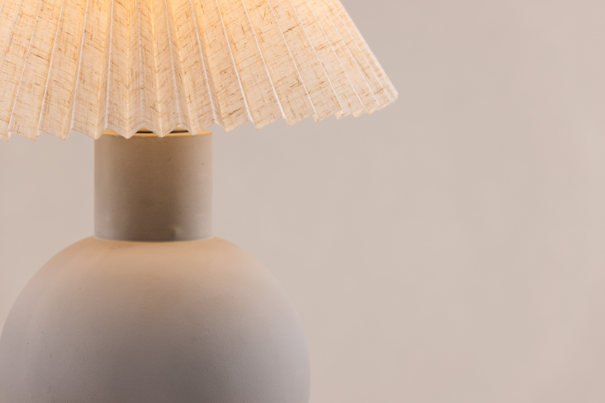 Älvsborg 37cm Grå bordlampe Fra Venture Design - &Auml;lvsborg lampen har fod i smuk gr&aring;; beton, der skaber et stilrent og rustikt udtryk og lampesk&aelig;rmen er i beige h&oslash;r.