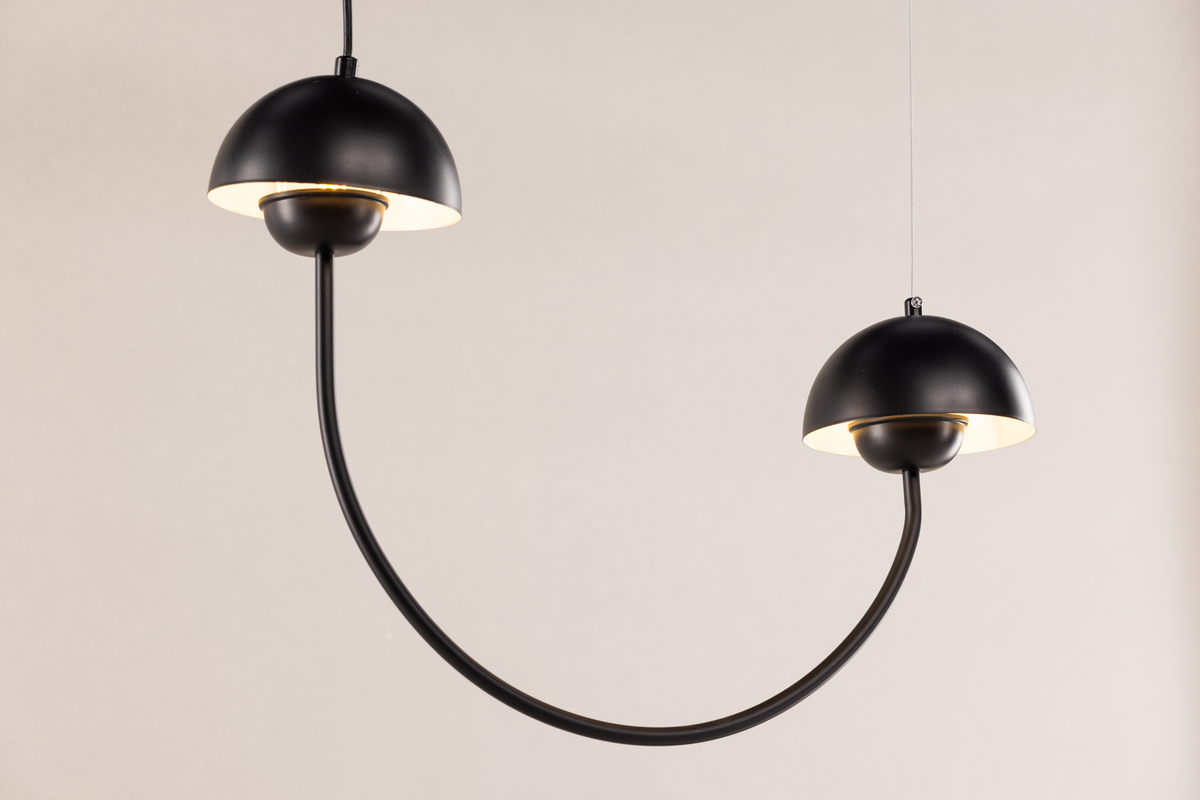 Lyckorna 55cm Sort loftslampe Fra Venture Design - Denne lampe er perfekt til dem, der s&oslash;ger en dekorativ, men samtidig stilfuld lampe med et bl&oslash;dt design, der passer ind i de fleste rum og indretningsstile.