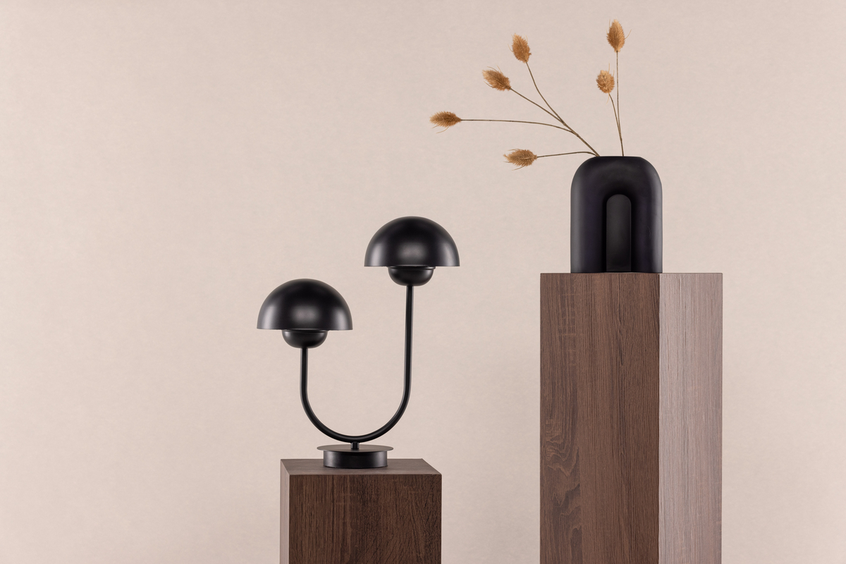 Lyckorna 38cm Sort bordlampe Fra Venture Design - Denne lampe er perfekt til dem, der leder efter en dekorativ, men samtidig stilfuld lampe med et blødt design, der passer ind i de fleste rum og indretningsstile.