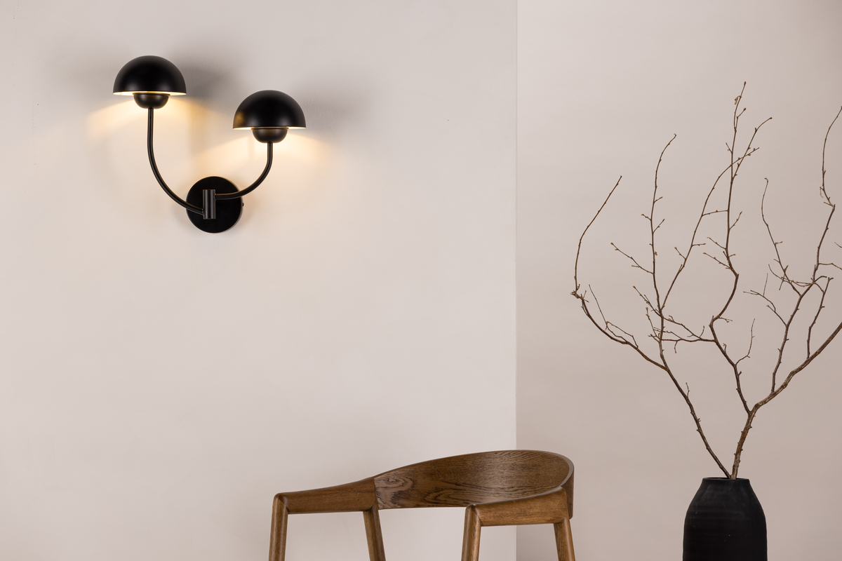 Lyckorna 35cm Sort væglampe Fra Venture Design - Denne lampe er perfekt til dem, der leder efter en dekorativ, men samtidig stilfuld lampe med et bl&oslash;dt design, der passer ind i de fleste rum og indretningsstile.
