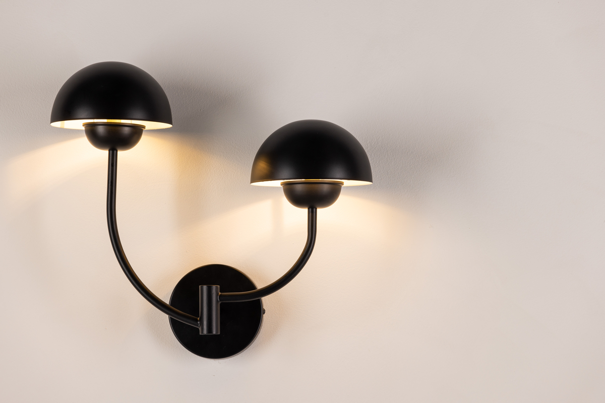 Lyckorna 35cm Sort væglampe Fra Venture Design - Denne lampe er perfekt til dem, der leder efter en dekorativ, men samtidig stilfuld lampe med et bl&oslash;dt design, der passer ind i de fleste rum og indretningsstile.