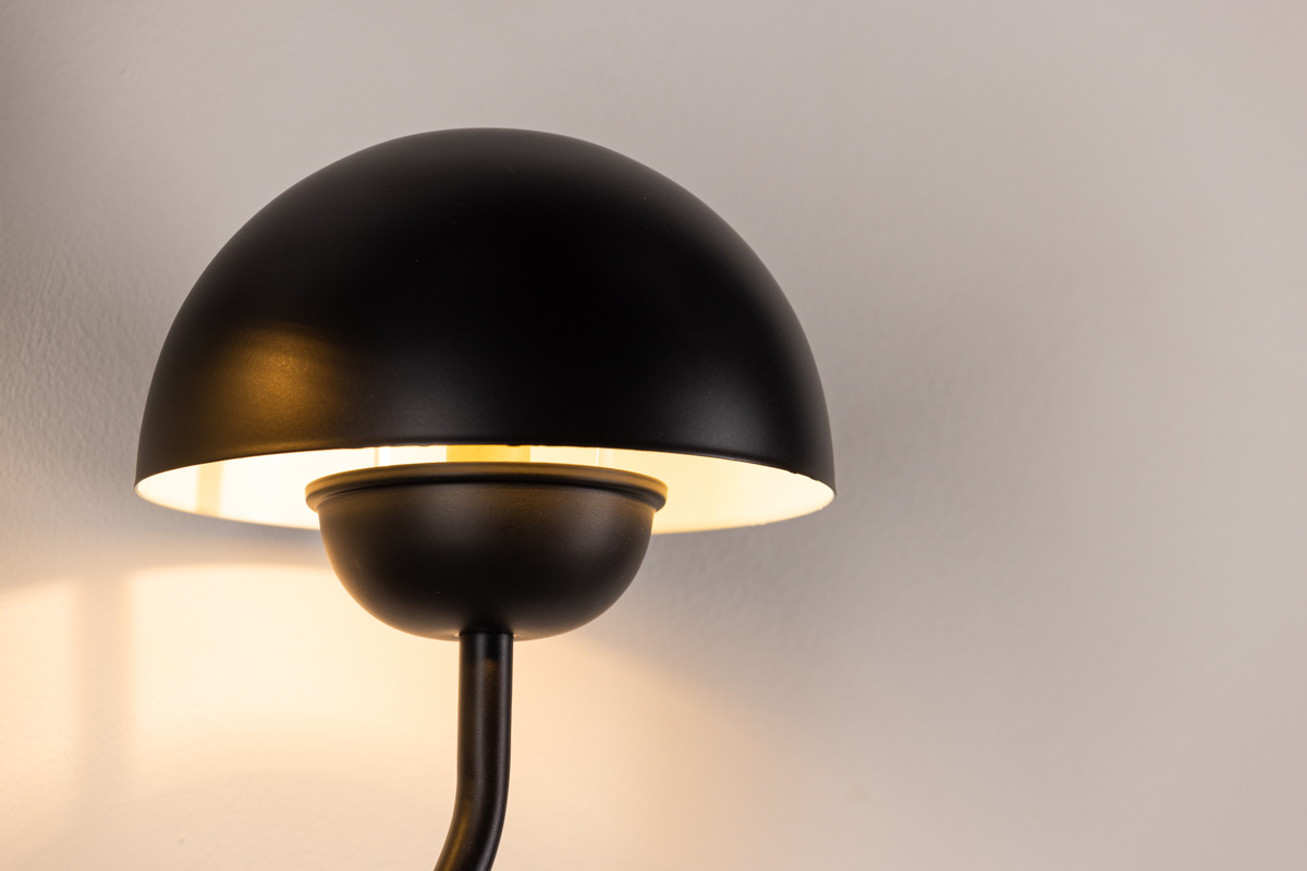 Lyckorna 35cm Sort væglampe Fra Venture Design - Denne lampe er perfekt til dem, der leder efter en dekorativ, men samtidig stilfuld lampe med et bl&oslash;dt design, der passer ind i de fleste rum og indretningsstile.