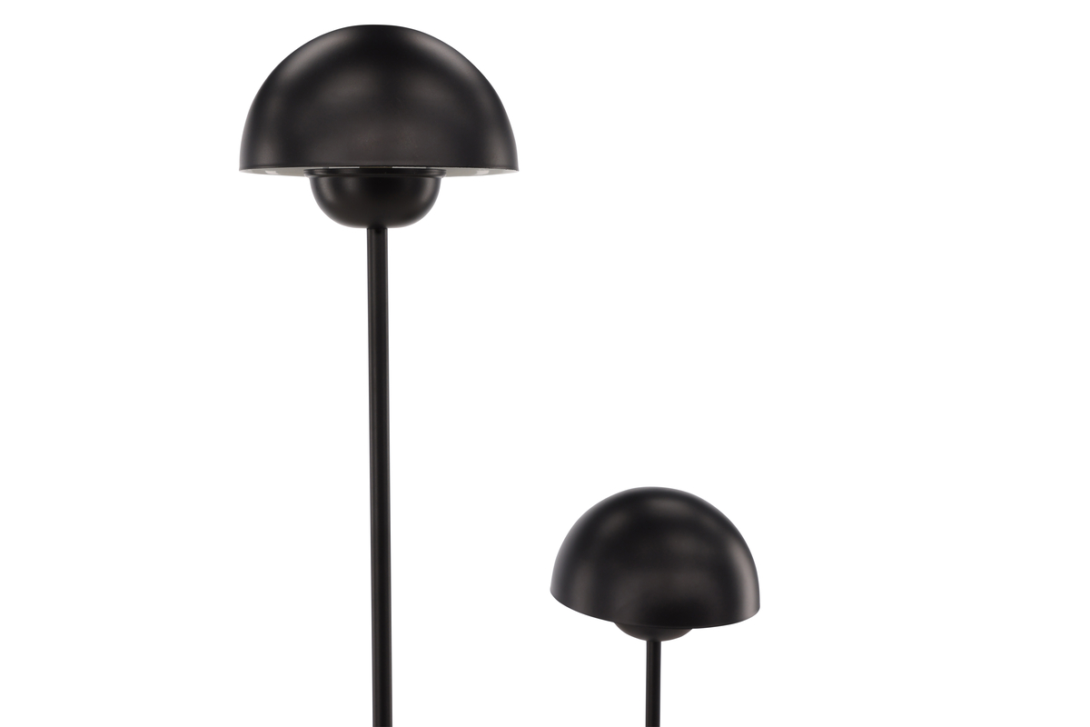 Lyckorna Sort gulvlampe Fra Venture Design - Denne lampe er perfekt til dem, der leder efter en dekorativ, men samtidig stilfuld lampe med et blødt design, der passer ind i de fleste rum og indretningsstile.