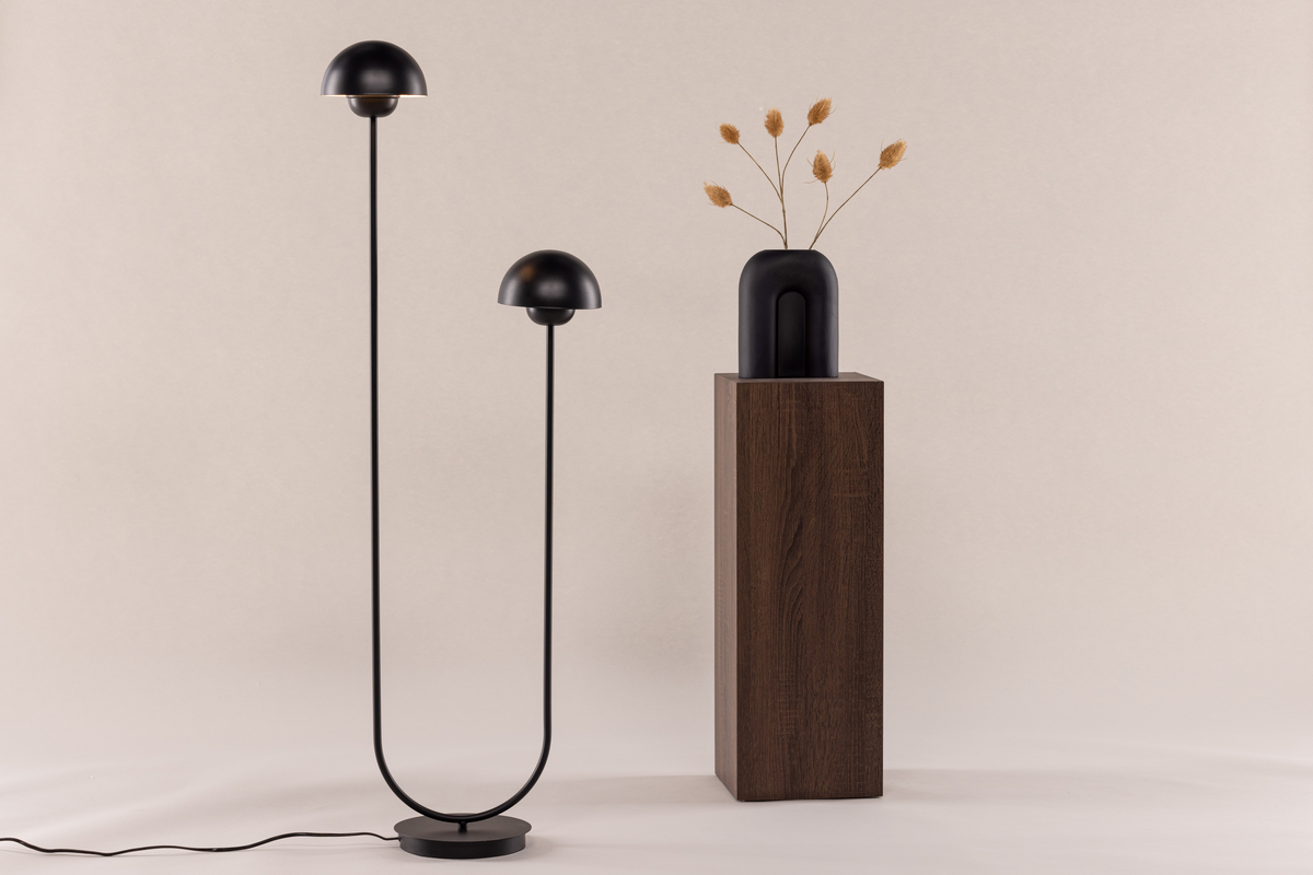 Lyckorna Sort gulvlampe Fra Venture Design - Denne lampe er perfekt til dem, der leder efter en dekorativ, men samtidig stilfuld lampe med et blødt design, der passer ind i de fleste rum og indretningsstile.