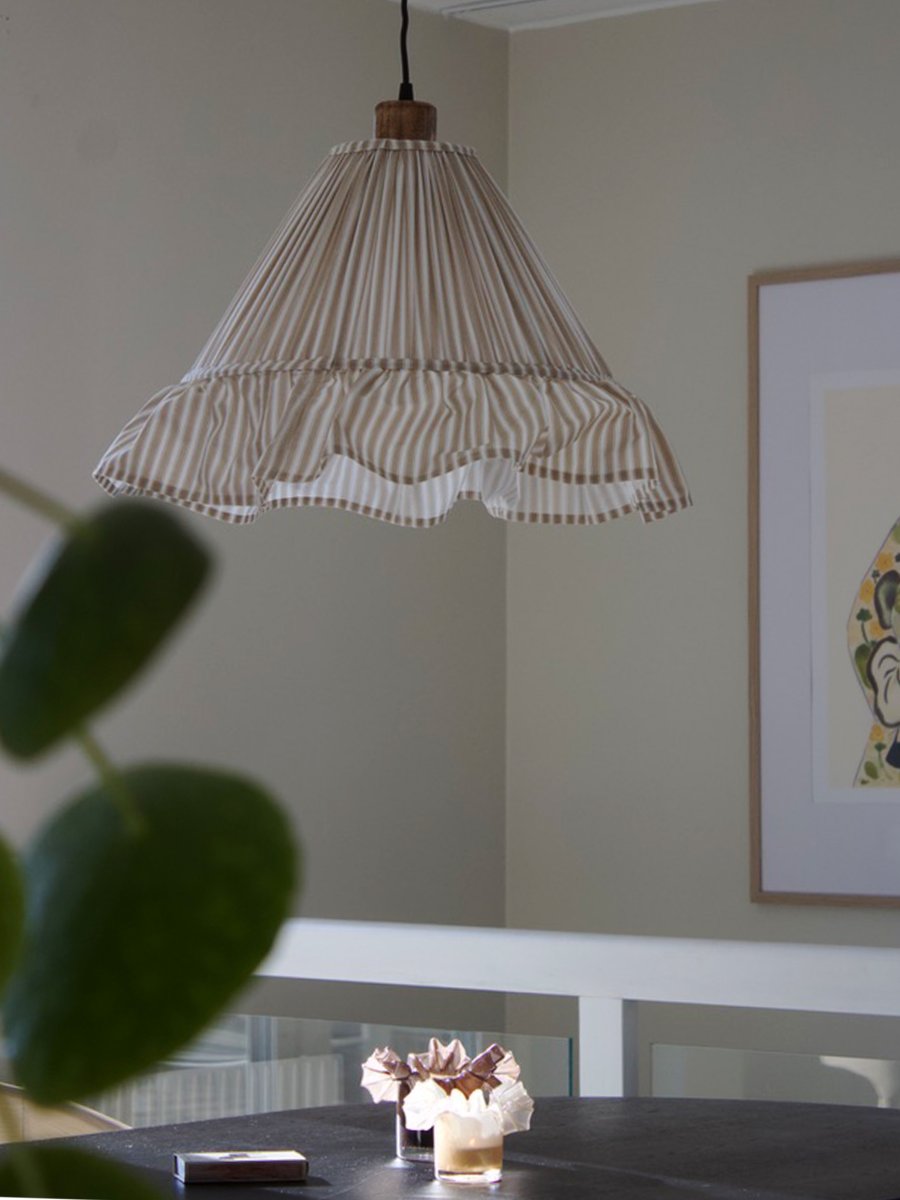 Estrid Ø40 Beige loftslampe Fra PR Home - Lampesk&aelig;rmen er bekl&aelig;dt med stribet tekstil og har en let konisk form, der afsluttes med en gener&oslash;s fl&aelig;se forneden.