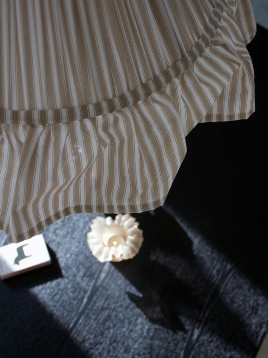 Estrid Ø40 Beige loftslampe Fra PR Home - Lampesk&aelig;rmen er bekl&aelig;dt med stribet tekstil og har en let konisk form, der afsluttes med en gener&oslash;s fl&aelig;se forneden.
