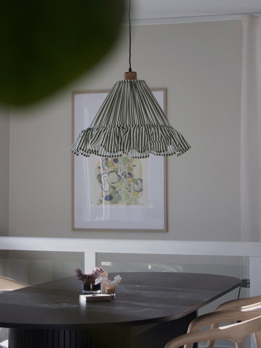 Estrid Ø40 Grøn loftslampe Fra PR Home - Lampeskærmen er beklædt med stribet tekstil og har en let konisk form, der afsluttes med en generøs flæse forneden.