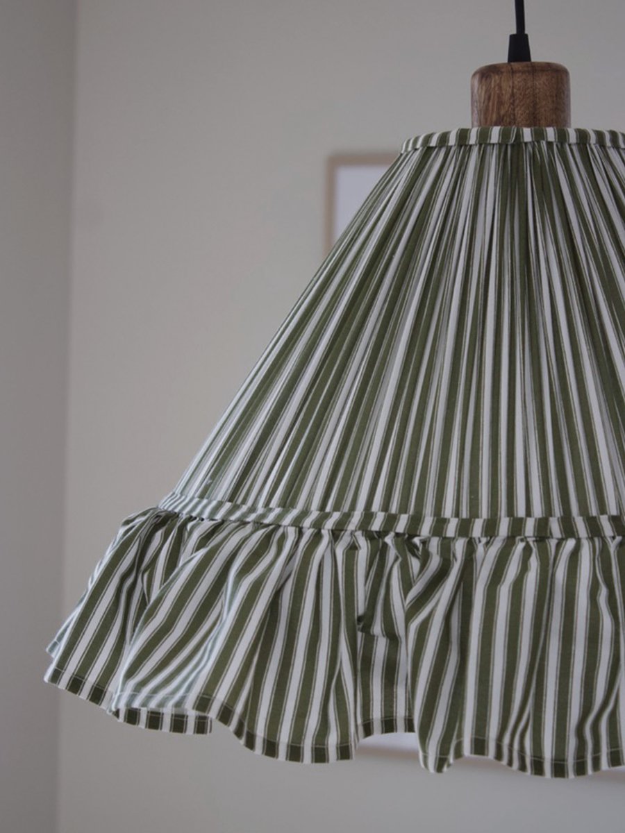 Estrid Ø40 Grøn loftslampe Fra PR Home - Lampeskærmen er beklædt med stribet tekstil og har en let konisk form, der afsluttes med en generøs flæse forneden.