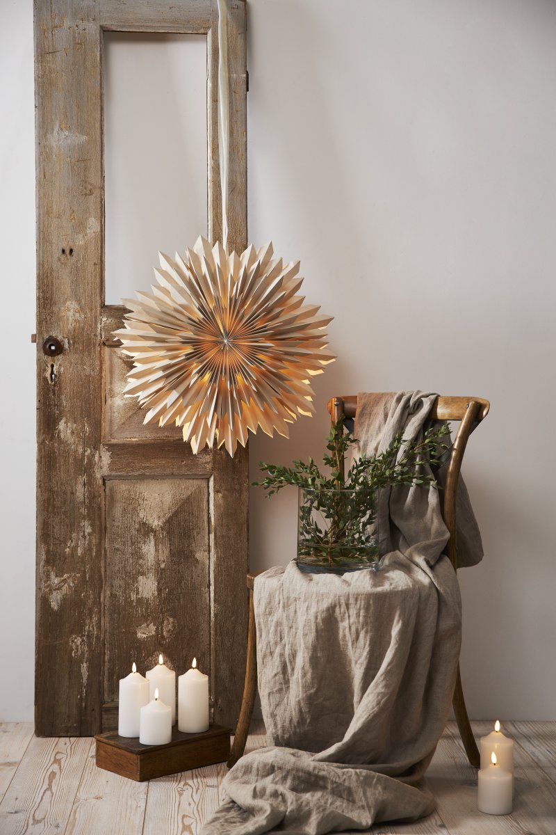 Ice Ø50 Beige Fra Star Trading - Konturen er lidt uj&aelig;vn for en mere vinterlig f&oslash;lelse.