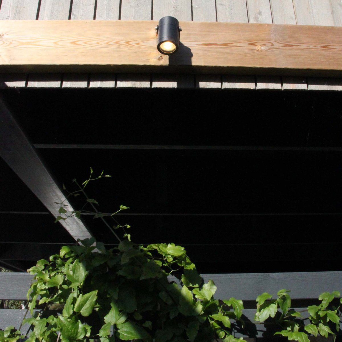 Luna Sort Fra Lightson - &nbsp;Et fleksibelt og prisbilligt 12-volt system&nbsp;(sikker svagstrøm) til din have, som du nemt selv installerer og senere kan bygge videre på, op til 50 meter, hvis du vil.