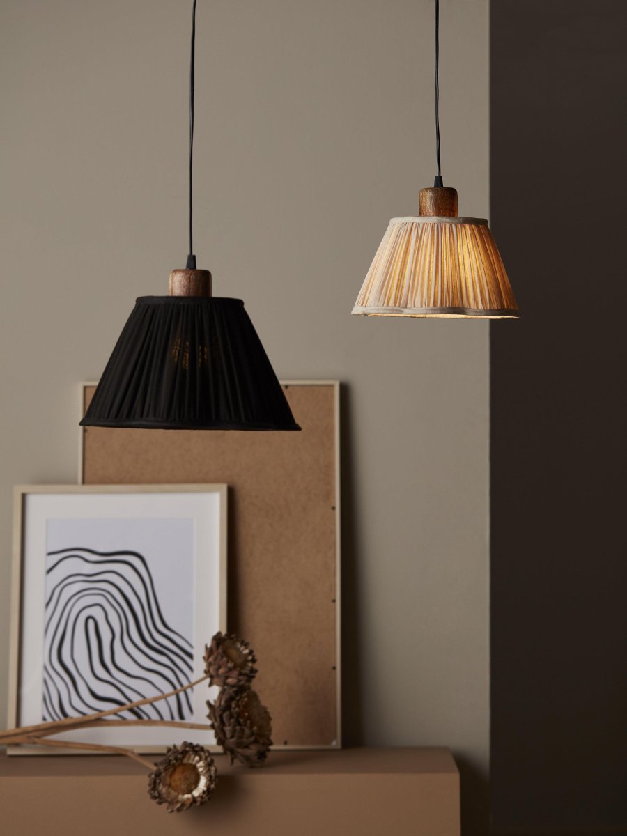 Siv Ø25 Råhvid loftslampe Fra PR Home - Siv er en loftslampe med rynket stof i silkelook og foret med bomuldsstof i samme farve.