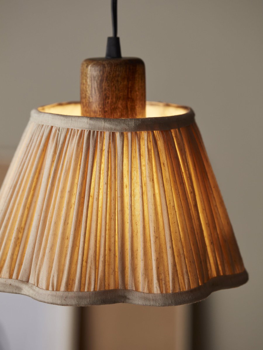 Siv Ø25 Råhvid loftslampe Fra PR Home - Siv er en loftslampe med rynket stof i silkelook og foret med bomuldsstof i samme farve.