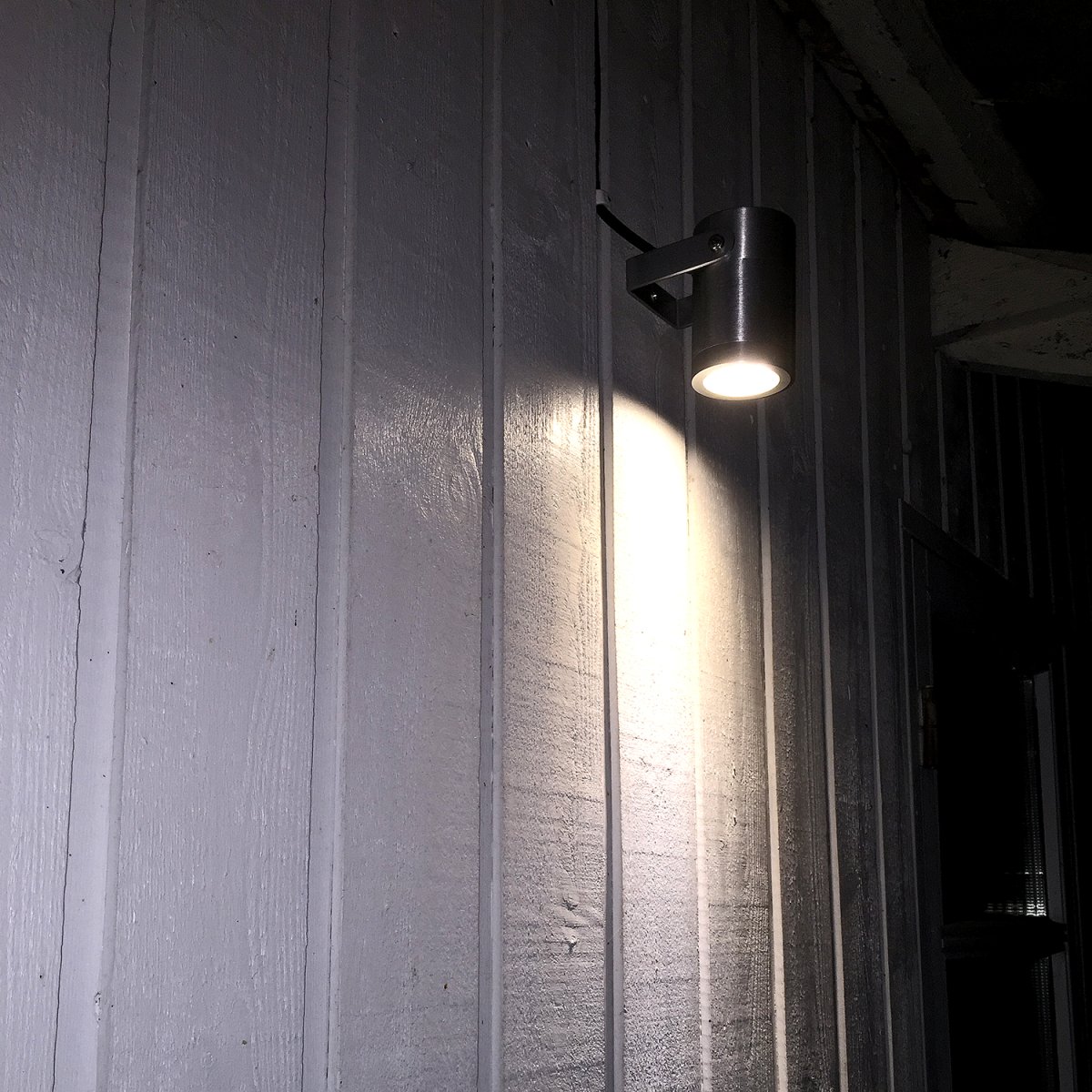 Luna Sølv Fra Lightson - &nbsp;Et fleksibelt og prisbilligt 12-volt system&nbsp;(sikker svagstr&oslash;m) til din have, som du nemt selv installerer og senere kan bygge videre p&aring;, op til 50 meter, hvis du vil.