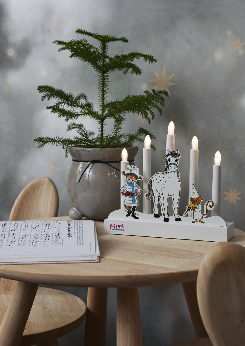 Pippi Hvid Fra Star Trading - Den charmerende lysestage spreder både julestemning og glæde og bliver en legende dekoration i vinduet eller på en hylde.