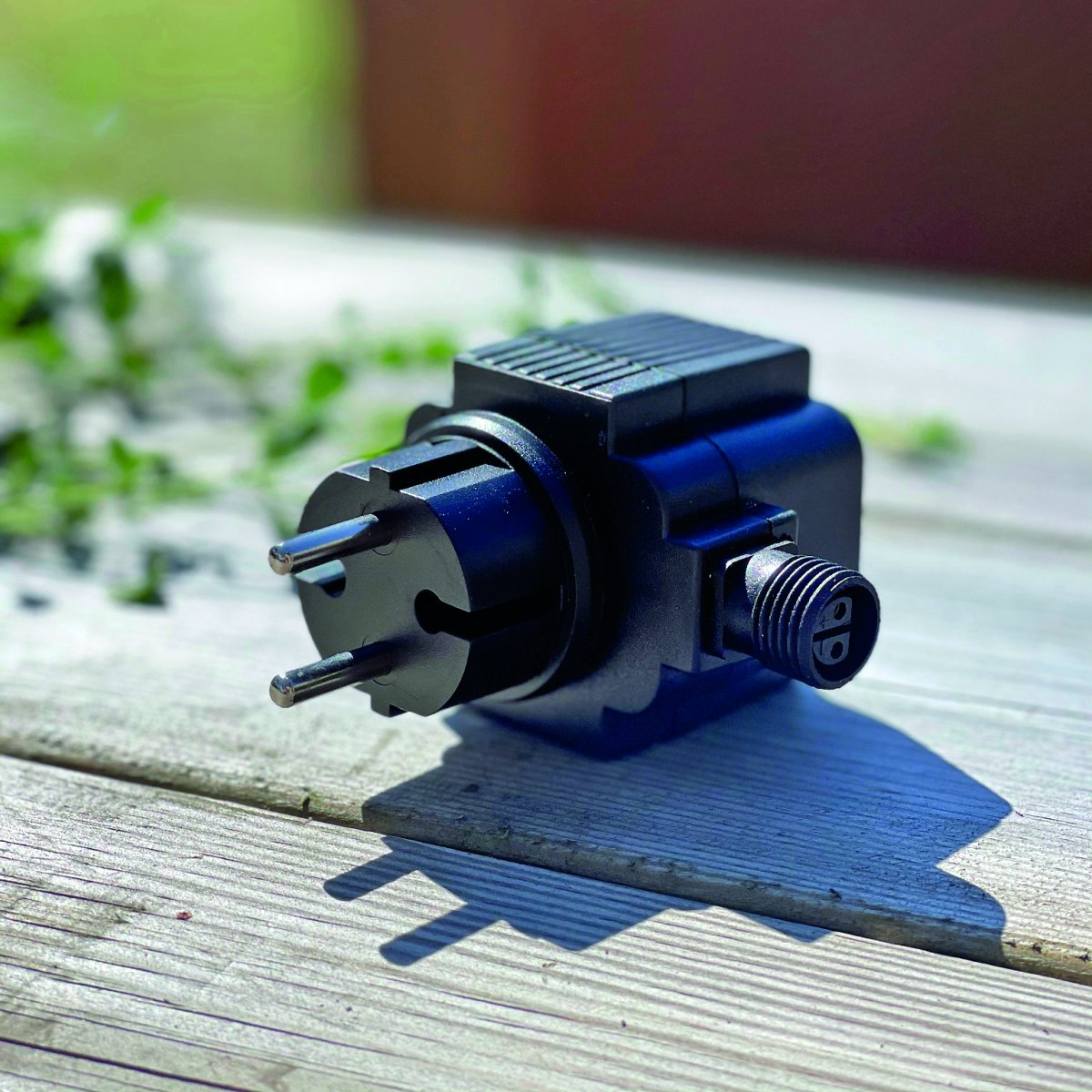 Transformer 21w Sort Fra Lightson - Transformatoren er en kompakt model, som du sætter direkte i din 230 volt stikkontakt.