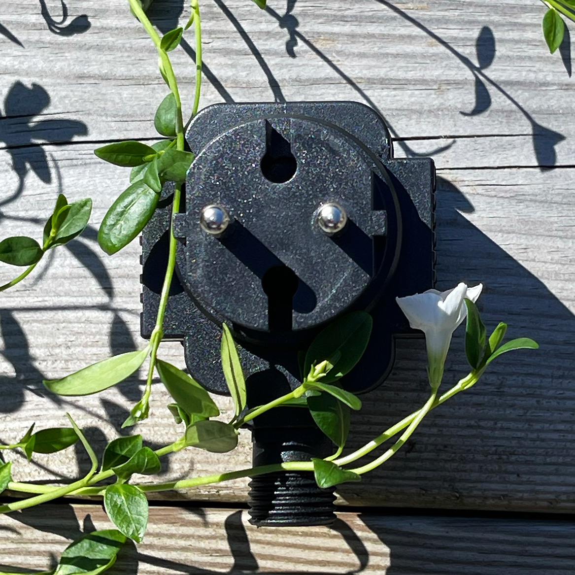 Transformer 21w Sort Fra Lightson - Transformatoren er en kompakt model, som du sætter direkte i din 230 volt stikkontakt.