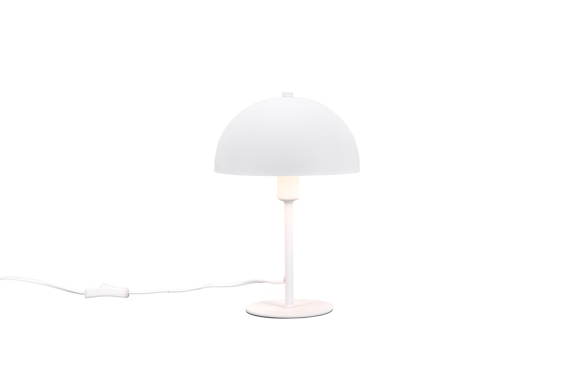 Nola 30cm Hvid bordlampe Fra Trio Lighting - Den moderne, svampeformede form passer ind i dit interiør og skaber harmoni på en byr&aring; eller natborde.