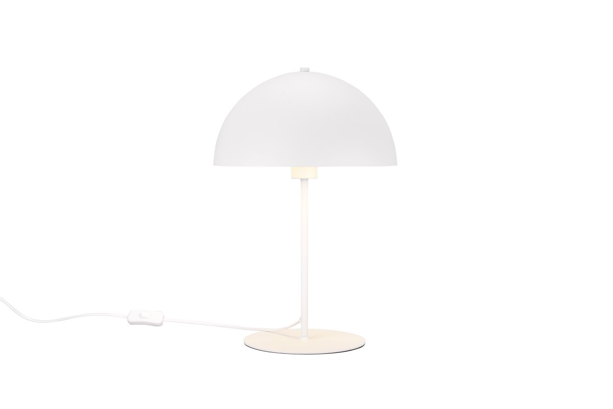 Nola 45cm Hvid bordlampe Fra Trio Lighting - Den moderne, svampeformede form passer ind i dit interiør og skaber harmoni på en byr&aring; eller natborde.
