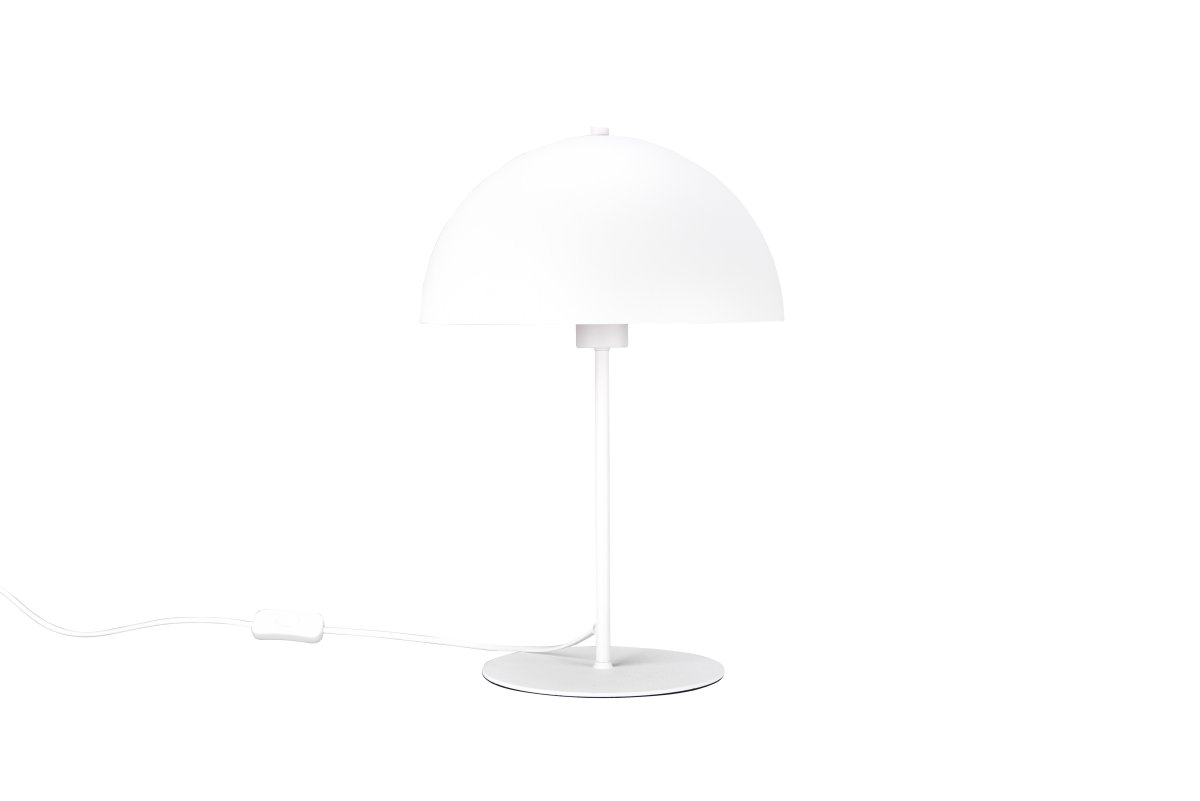 Nola 45cm Hvid bordlampe Fra Trio Lighting - Den moderne, svampeformede form passer ind i dit interiør og skaber harmoni på en byr&aring; eller natborde.