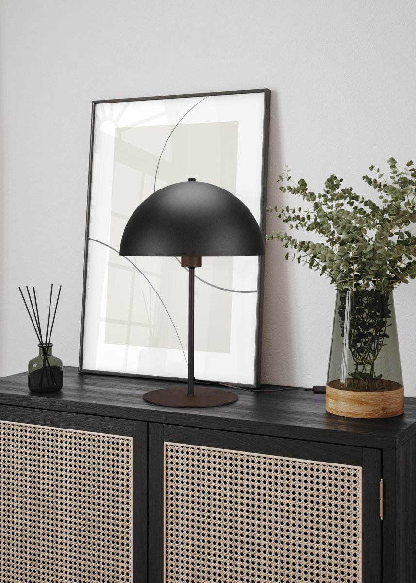 Nola 45cm Sort bordlampe Fra Trio Lighting - Den moderne, svampeformede form passer ind i dit interiør og skaber harmoni på en byr&aring; eller natborde.