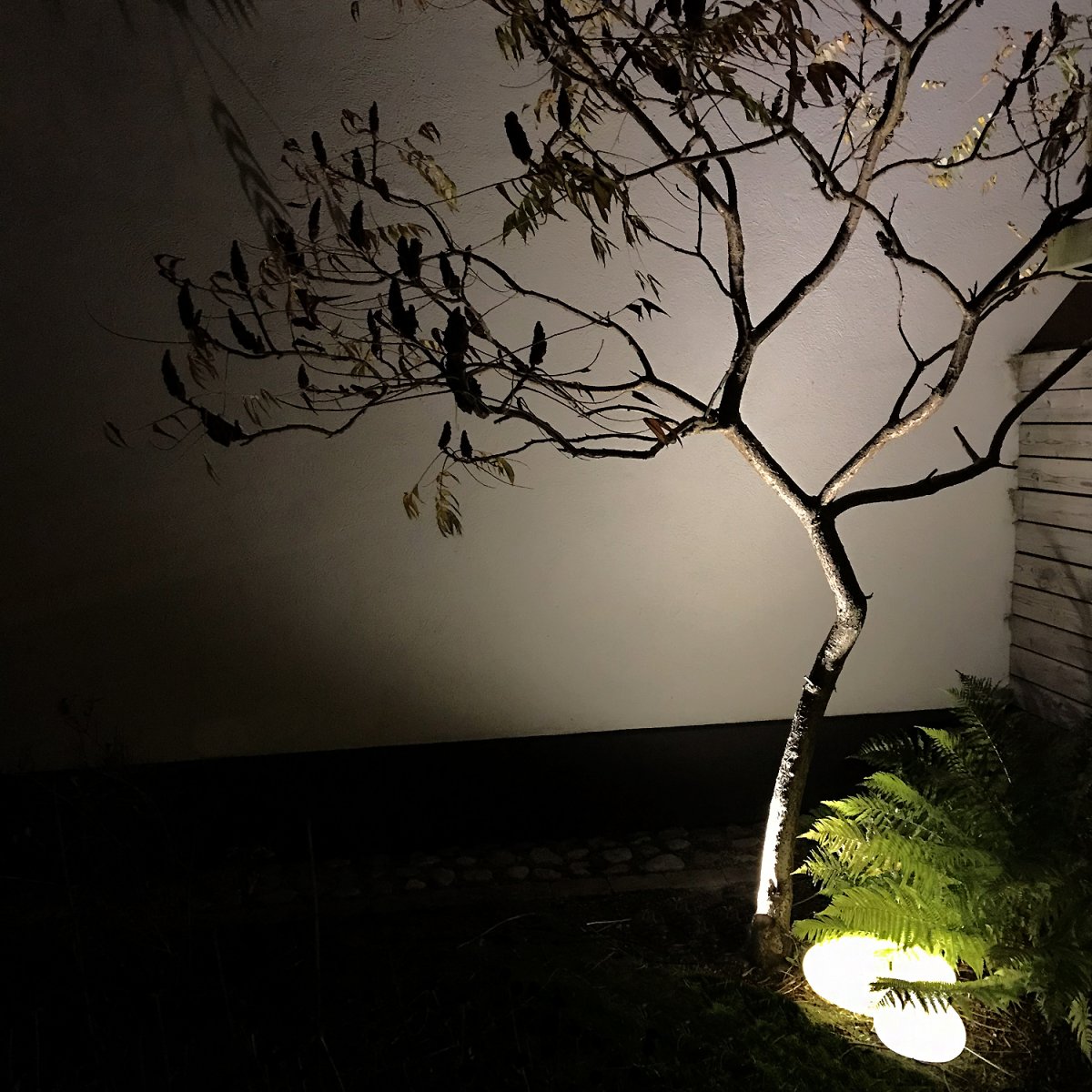 Stone Grå Fra Lightson - P&aring; om dagen ligner Stone en rigtig sten med sin gr&aring; overflade, og p&aring; om aftenen har den et varmt hvidt sk&aelig;r, der breder sig smukt i omgivelserne.