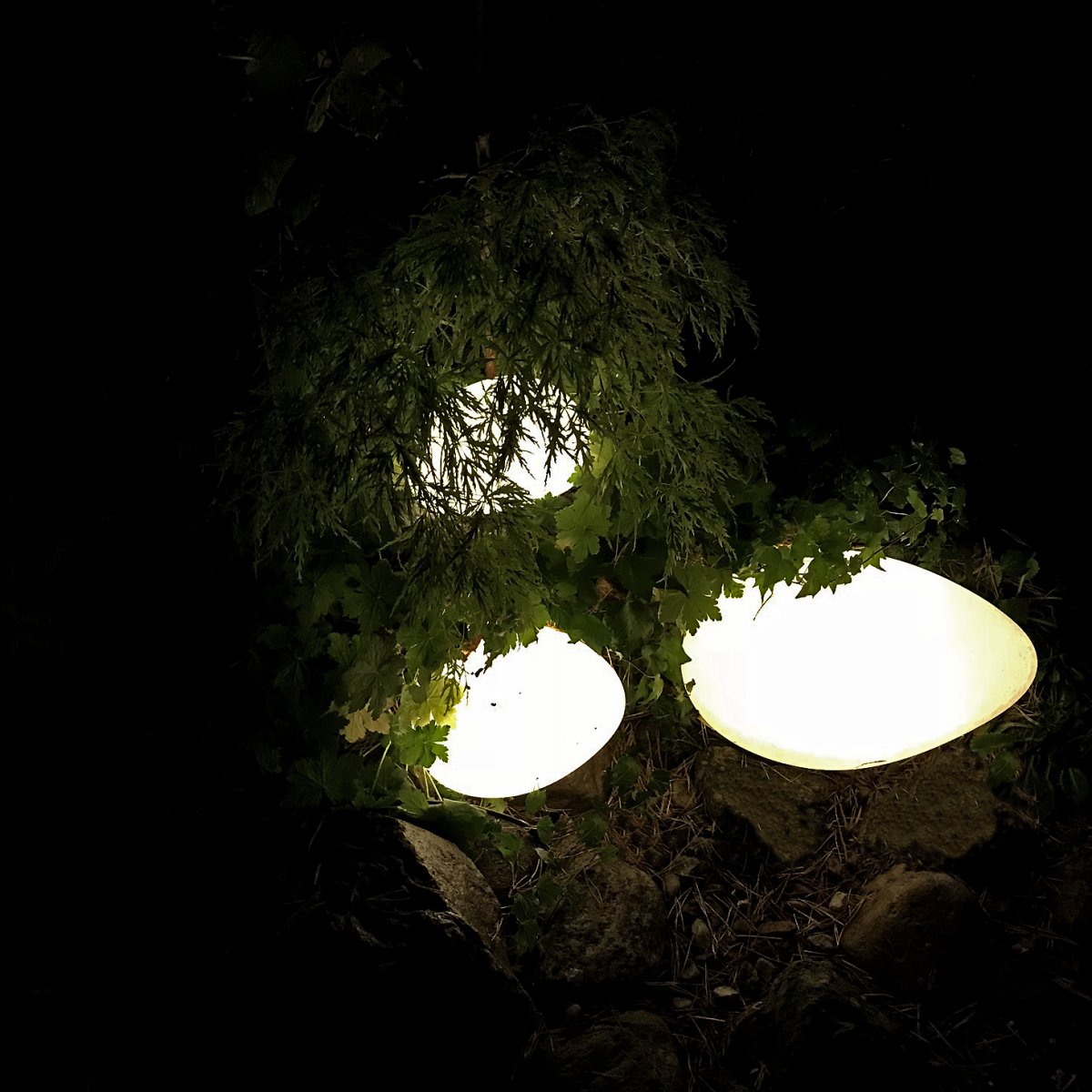 Stone XL Grå Fra Lightson - P&aring; om dagen ligner Stone en rigtig sten med sin gr&aring; overflade, og p&aring; om aftenen har den et varmt hvidt skær, der breder sig smukt i omgivelserne.