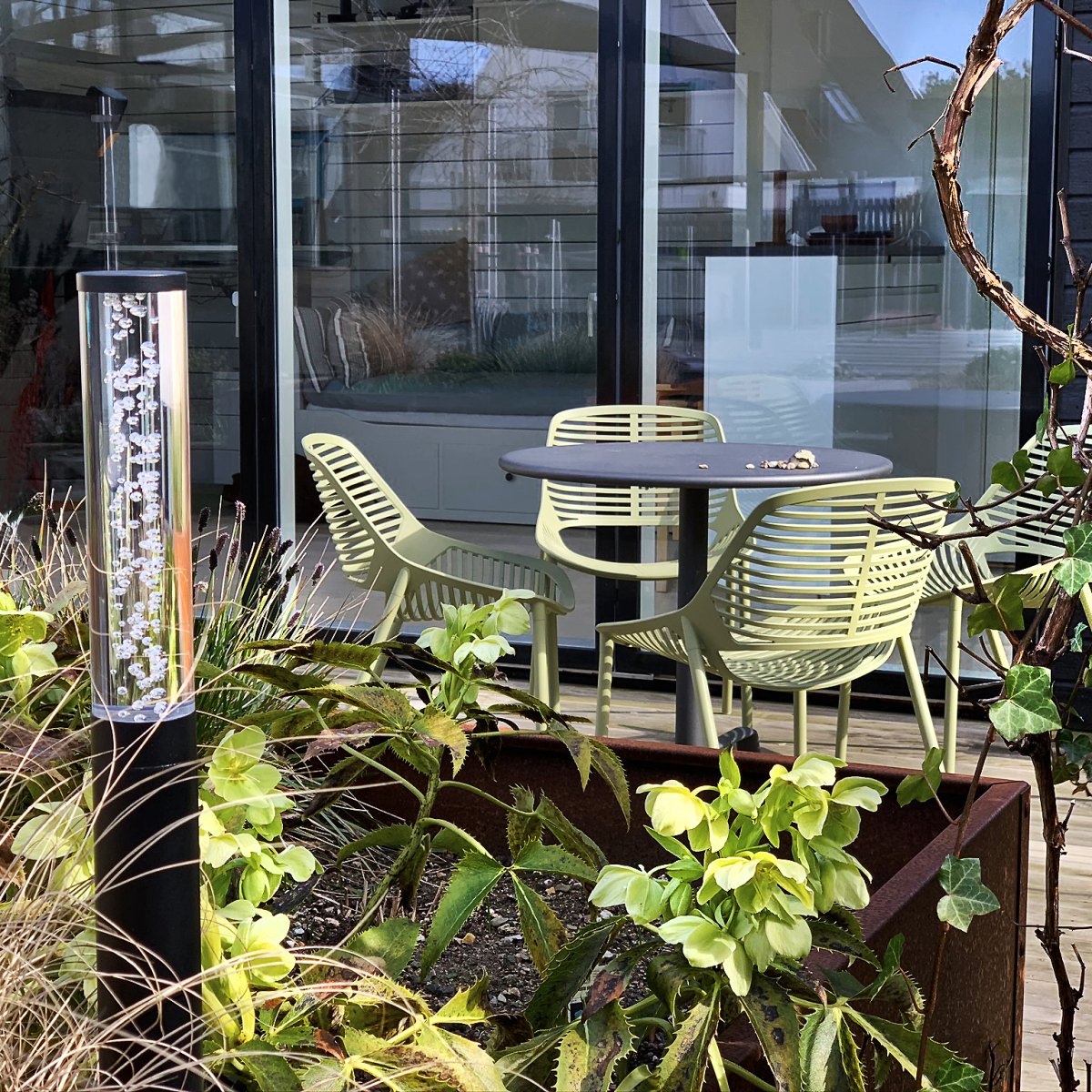 Pollux Sort Fra Lightson - Det er rart at s&aelig;tte flere Pollux i en gruppe i et staudebed eller ved en dam og p&aring; s&aring; m&aring;de at skabe en smuk lysinstallation i haven.