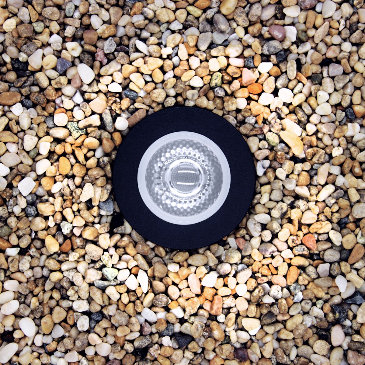 Capella Sort Fra Lightson - Det er rart at nedfælde Capella i jorden langs en grøn hæk eller en facade/væg, hvor det ofte kan være svært at belyse på; en god og jævn måde.