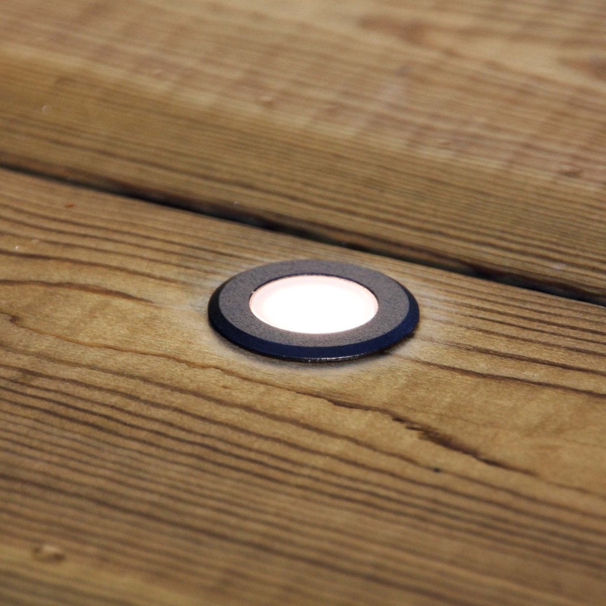 Orion 5 Sort Fra Lightson - Med Orion kan du p&aring; en bro eller langs en korridor skabe et bl&oslash;dt lysflow samtidig med, at lyset leder dig frem.