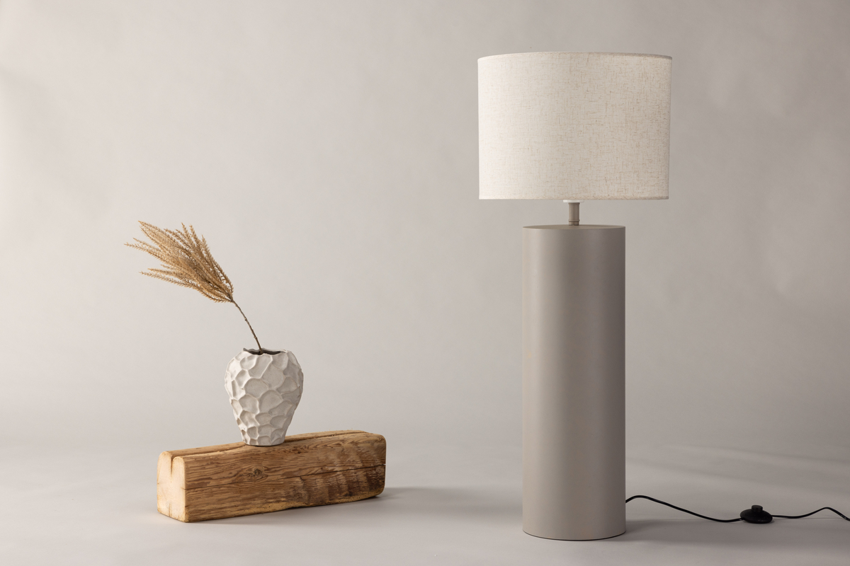 Umeå Grå gulvlampe Fra Venture Design - Den afrundede lampefod i grå giver sammen med lampeskærmen i lysegrå hør en luksuriøs følelse til hjemmet.